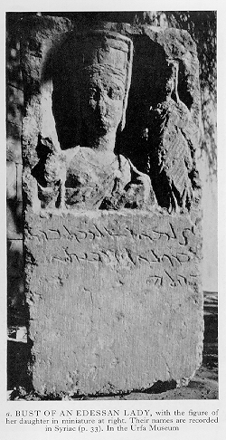 Busto femminile ritrovato a Edessa, con annessa figurina intera della figlia della donna, con iscrizione in estrangelo. Origine e data sconosciute.